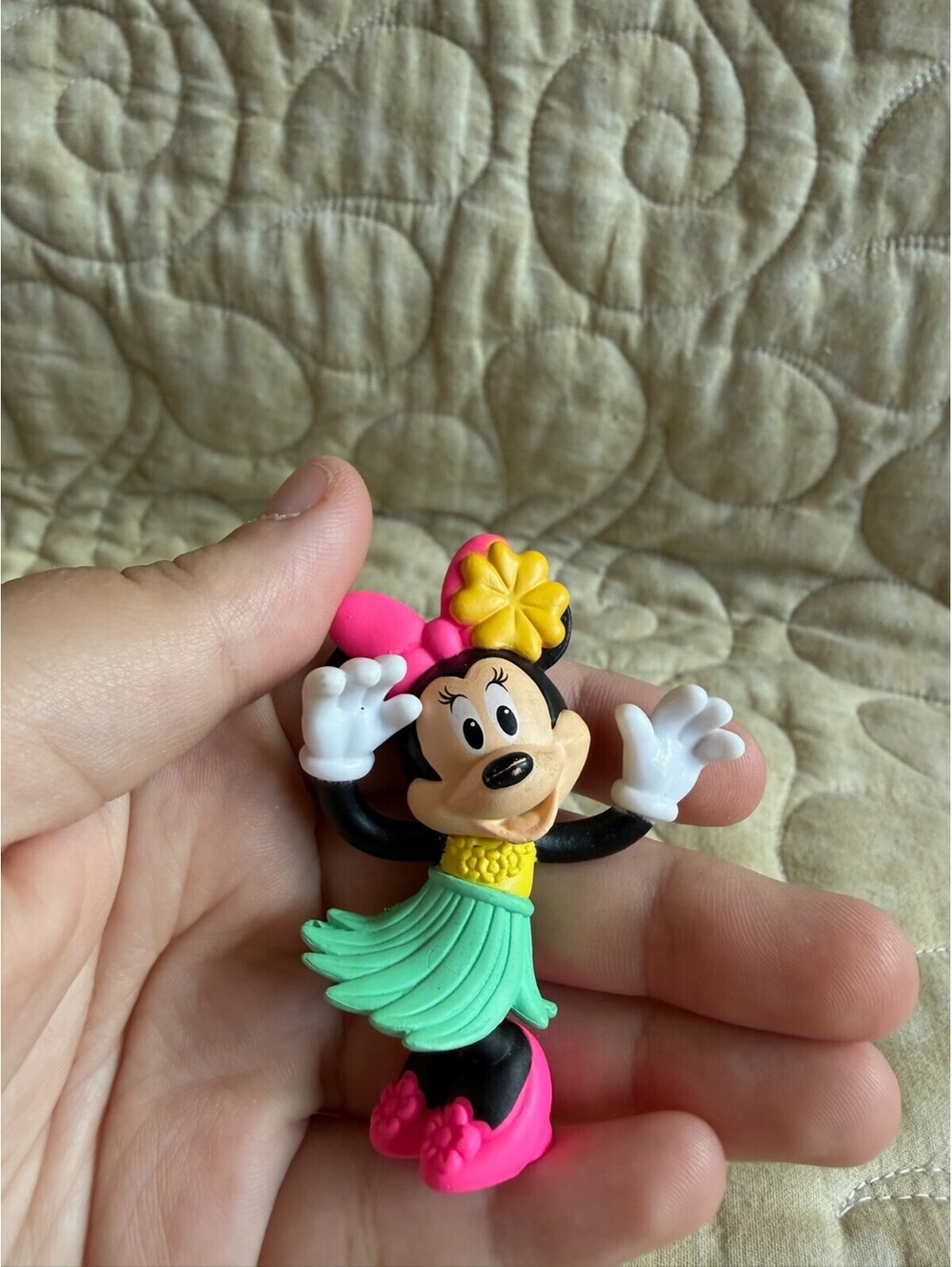 Disney Minnie Mouse Hula Skirt 2½" Figure